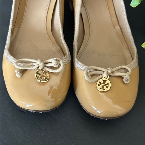 TORY BURCH Chelsea Nude Ballet
Heels Pumps Patent Leather Bow
Charm - Picture 12 of 15